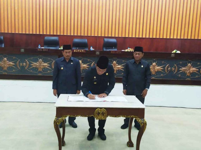 Penandatanganan Nota Kesepakatan DPRD dengan Pemerintah Daerah Kabupaten Murung Raya terhadap KUPA PPAS Tahun Anggaran 2019